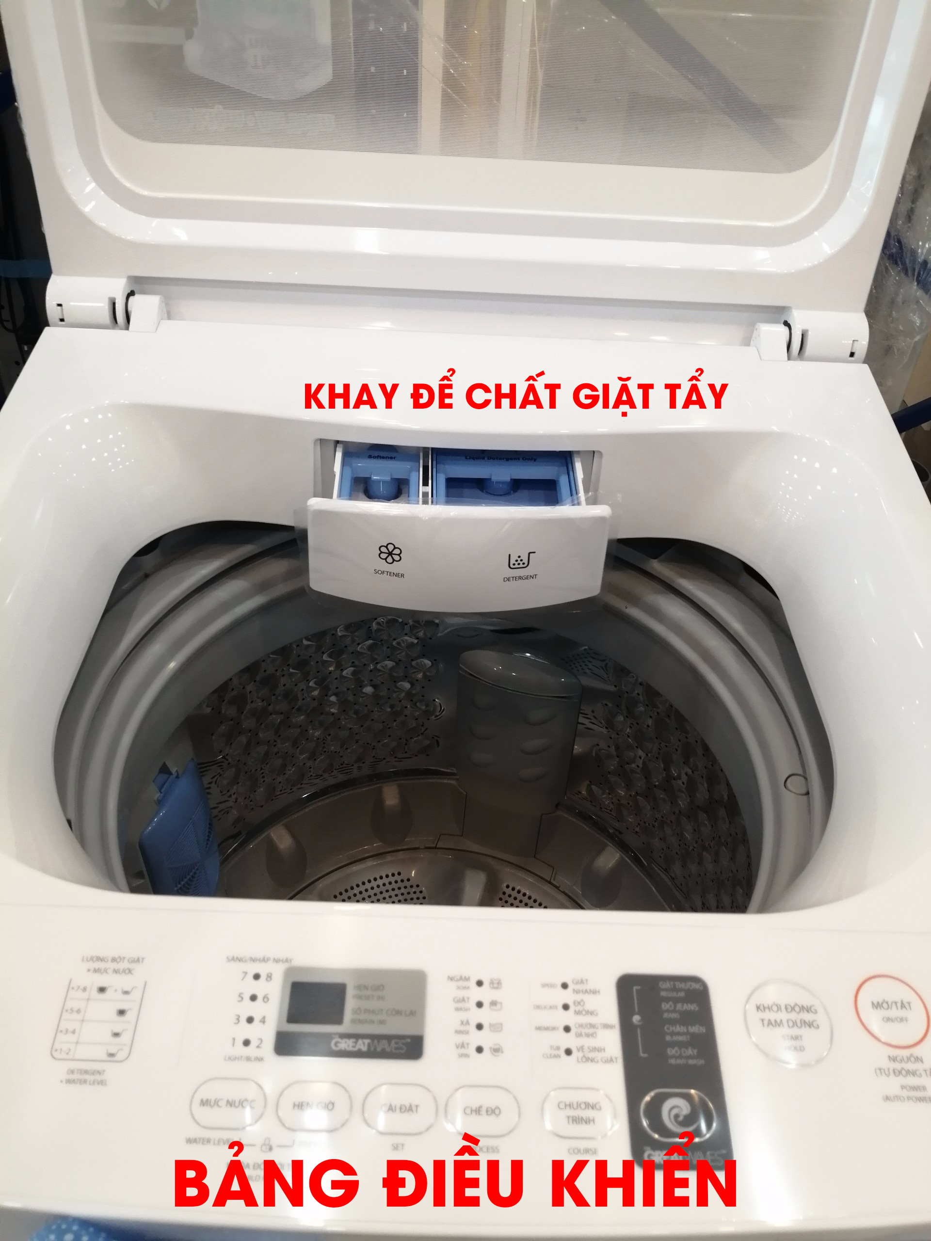 Cho bột giặt vào khay đựng của máy giặt Toshiba ...
